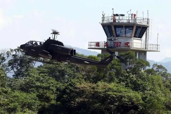 「旋翼機守護神」AH-1W攻擊直升機保修現場罕見曝光